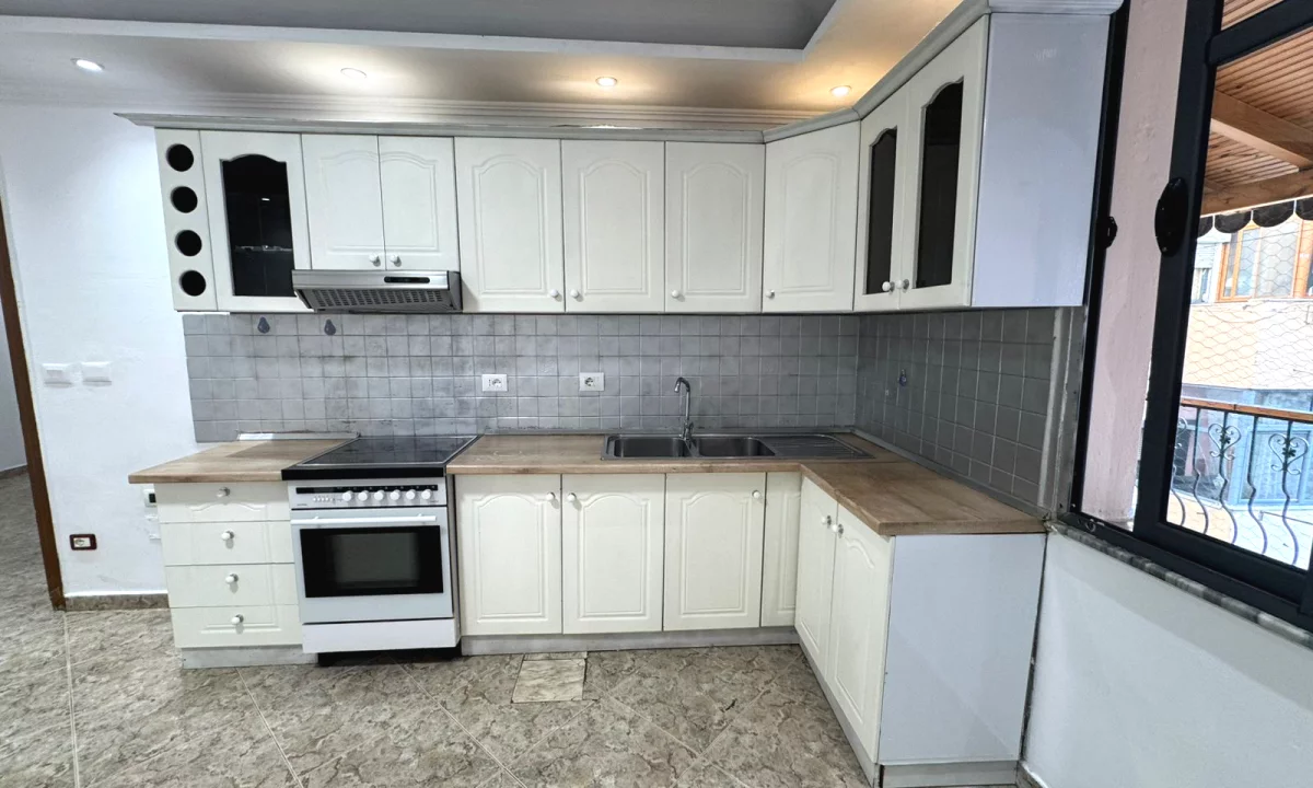 Shtepi me qera Apartament ne Tirane, 3+1, Mobilimi Pjeserisht e mobiluar, Pagesa 50,000  Leke.