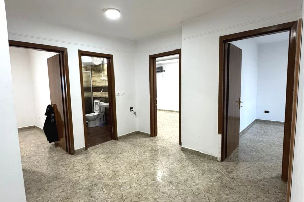 Shtepi me qera Apartament ne Tirane, 3+1, Mobilimi Pjeserisht e mobiluar, Pagesa 50,000  Leke.