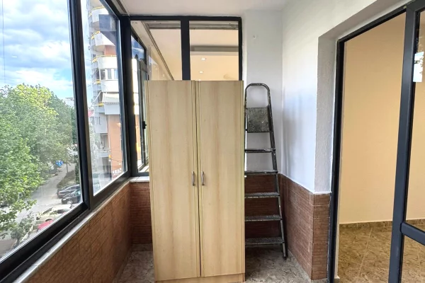 Shtepi me qera Apartament ne Tirane, 3+1, Mobilimi Pjeserisht e mobiluar, Pagesa 50,000  Leke.