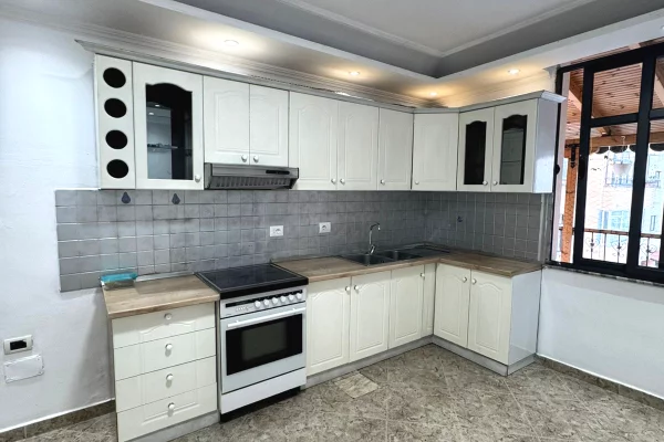 Shtepi me qera Apartament ne Tirane, 3+1, Mobilimi Pjeserisht e mobiluar, Pagesa 50,000  Leke.