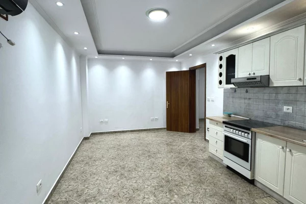 Shtepi me qera Apartament ne Tirane, 3+1, Mobilimi Pjeserisht e mobiluar, Pagesa 50,000  Leke.