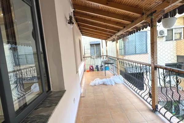 Shtepi me qera Apartament ne Tirane, 3+1, Mobilimi Pjeserisht e mobiluar, Pagesa 50,000  Leke.