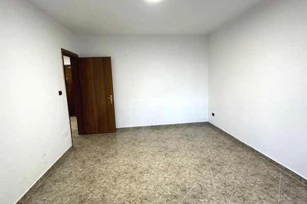 Shtepi me qera Apartament ne Tirane, 3+1, Mobilimi Pjeserisht e mobiluar, Pagesa 50,000  Leke.
