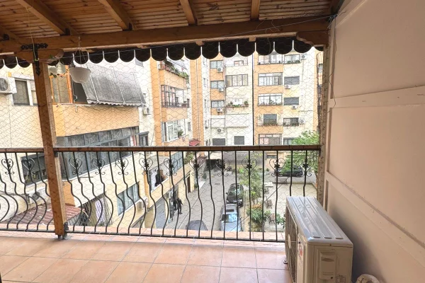 Shtepi me qera Apartament ne Tirane, 3+1, Mobilimi Pjeserisht e mobiluar, Pagesa 50,000  Leke.