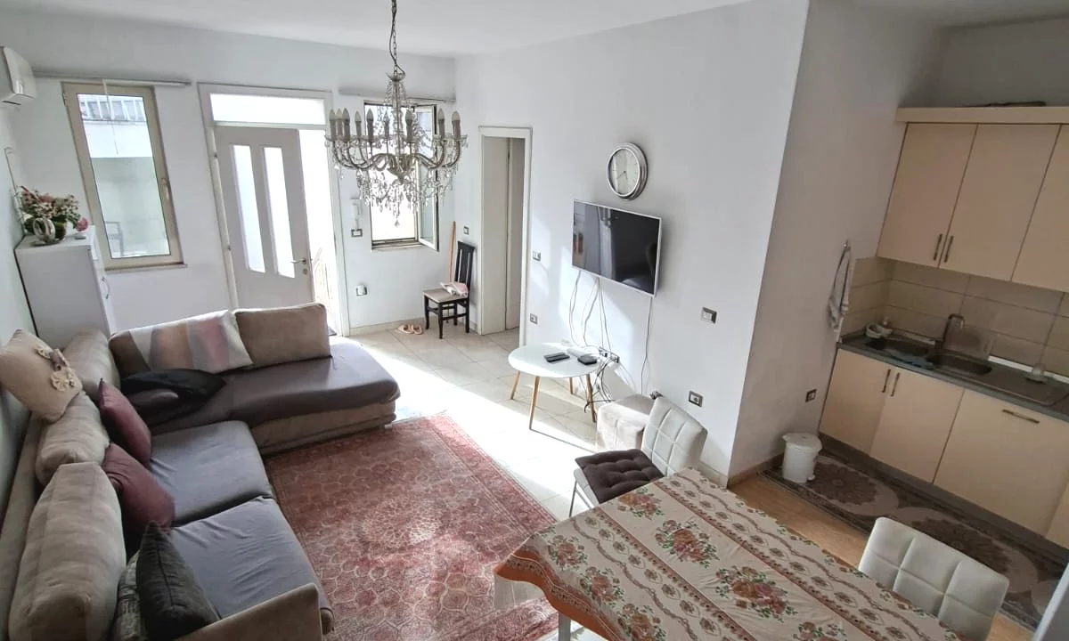 Shtepi ne shitje Apartament ne Tirane, 3+1, Mobilimi Pjeserisht e mobiluar, Pagesa 350,000  Euro.
