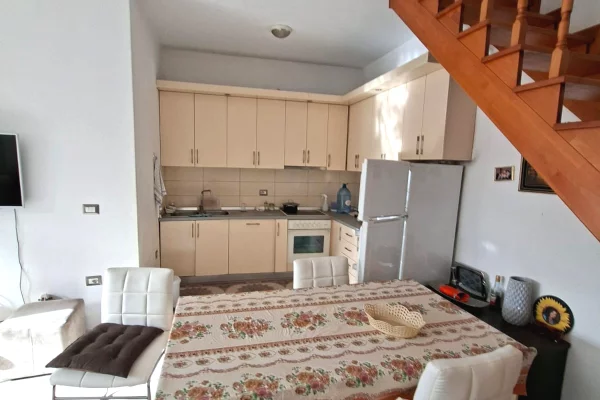 Shtepi ne shitje Apartament ne Tirane, 3+1, Mobilimi Pjeserisht e mobiluar, Pagesa 350,000  Euro.