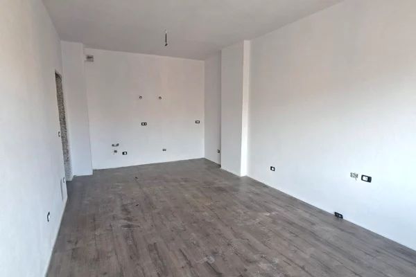 Shtepi ne shitje Apartament ne Tirane, 2+1, Mobilimi Bosh, pa mobiluar, Pagesa 105,000  Euro.