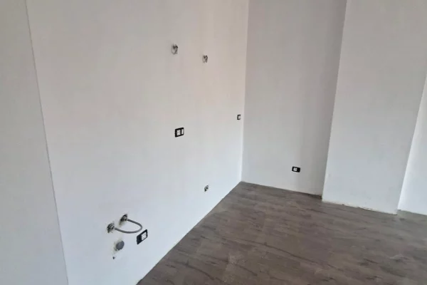 Shtepi ne shitje Apartament ne Tirane, 2+1, Mobilimi Bosh, pa mobiluar, Pagesa 105,000  Euro.