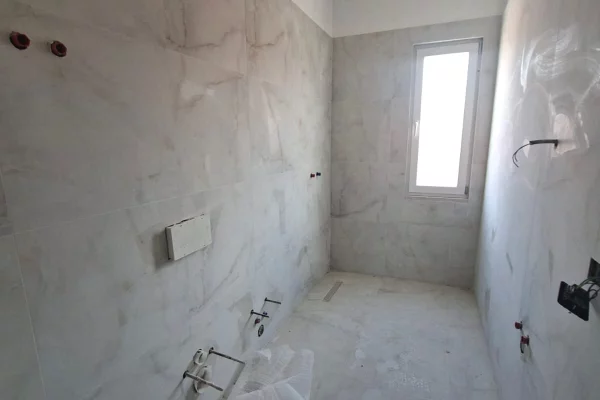 Shtepi ne shitje Apartament ne Tirane, 2+1, Mobilimi Bosh, pa mobiluar, Pagesa 105,000  Euro.