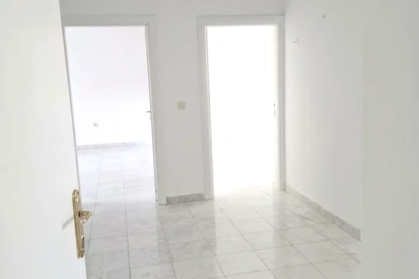 Shtepi ne shitje Apartament ne Tirane, 2+1, Mobilimi Bosh, pa mobiluar, Pagesa 25,000,000  Leke.