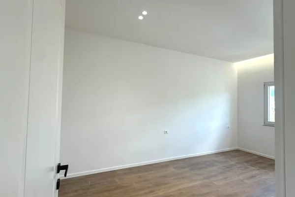 Shtepi ne shitje Apartament ne Tirane, 1+1, Mobilimi Bosh, pa mobiluar, Pagesa 13,700,000  Leke.