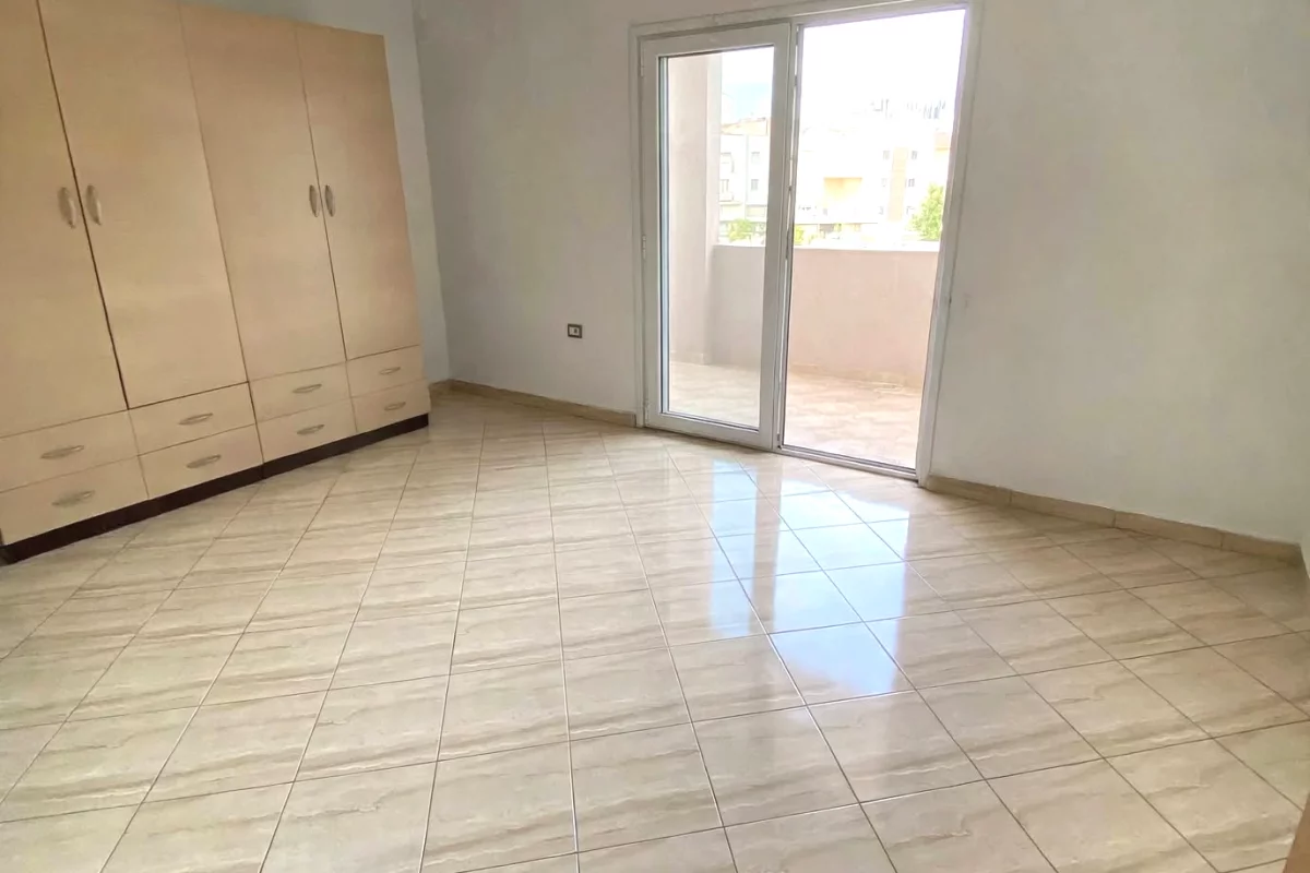Shtepi ne shitje Apartament ne Tirane, 3+1, Mobilimi Pjeserisht e mobiluar, Pagesa 222,000  Euro.