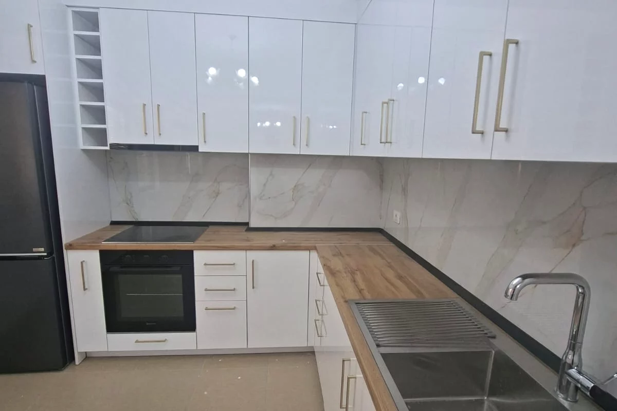 Shtepi me qera Apartament ne Tirane, 2+1, Mobilimi Pjeserisht e mobiluar, Pagesa 50,000  Leke.
