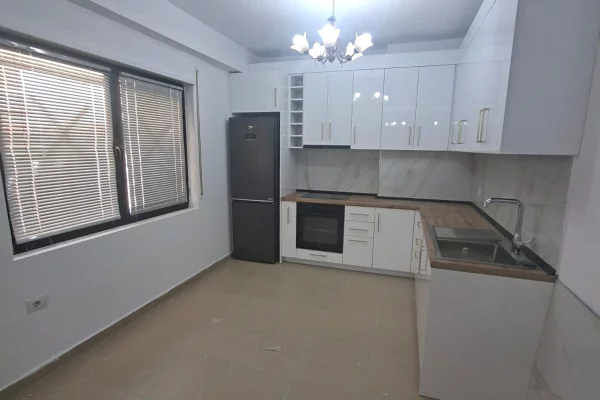Shtepi me qera Apartament ne Tirane, 2+1, Mobilimi Pjeserisht e mobiluar, Pagesa 50,000  Leke.