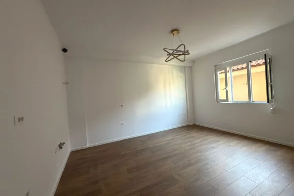 Shtepi ne shitje Apartament ne Tirane, 1+1, Mobilimi Bosh, pa mobiluar, Pagesa 108,000  Euro.