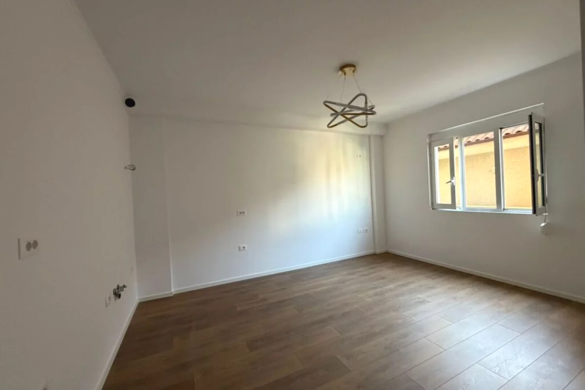 Shtepi ne shitje Apartament ne Tirane, 1+1, Mobilimi Bosh, pa mobiluar, Pagesa 108,000  Euro.