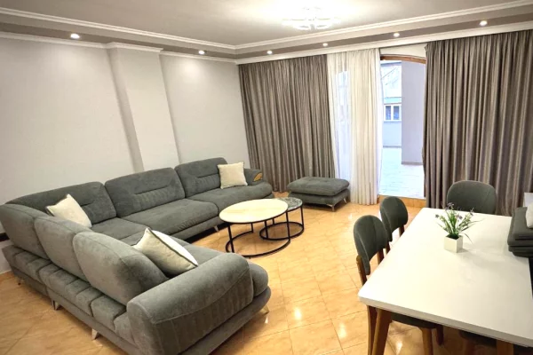 Shtepi ne shitje Apartament ne Durres, 2+1, Mobilimi E mobiluar, Pagesa 270,000  Euro.
