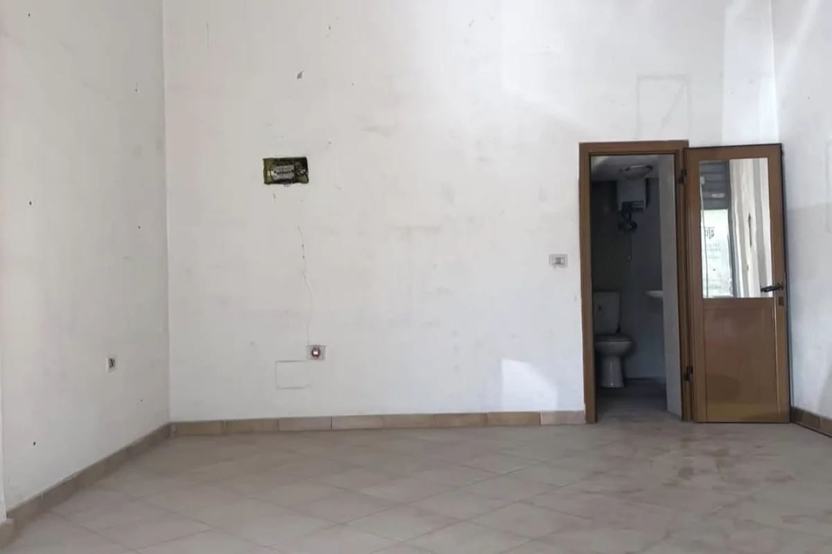 Shitet Dyqan 📍Prane Prokurorise 130.000 Euro