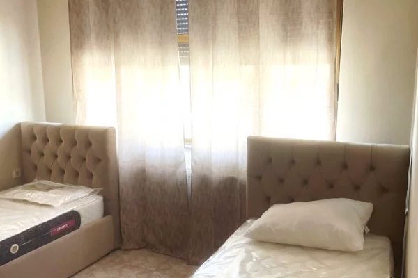 Shtepi me qera Shtepi Private ne Korce, 3+1, Mobilimi E mobiluar, Pagesa 80,000  Leke.