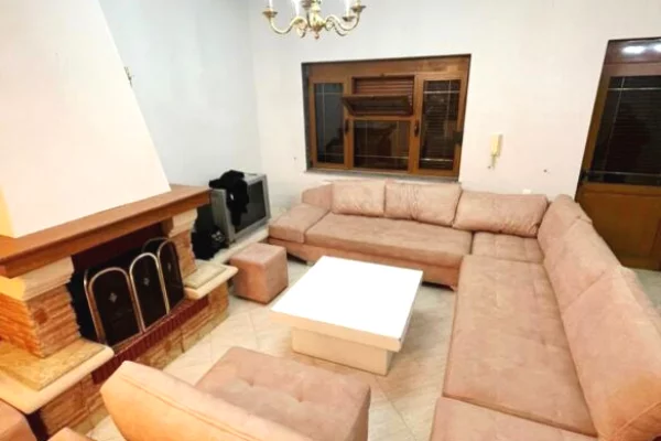 Shtepi me qera Shtepi Private ne Korce, 3+1, Mobilimi E mobiluar, Pagesa 80,000  Leke.