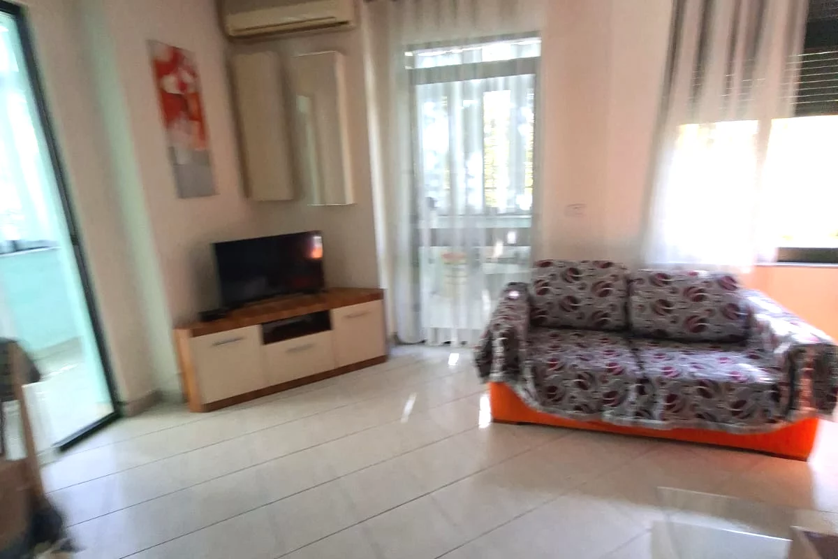 Shtepi me qera Apartament ne Tirane, 2+1, Mobilimi E mobiluar, Pagesa 300  Euro.
