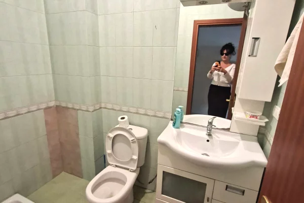 Shtepi me qera Apartament ne Tirane, 2+1, Mobilimi E mobiluar, Pagesa 300  Euro.