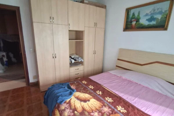 Shtepi me qera Apartament ne Tirane, 2+1, Mobilimi E mobiluar, Pagesa 300  Euro.
