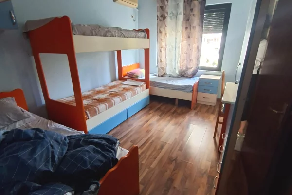 Shtepi me qera Apartament ne Tirane, 2+1, Mobilimi E mobiluar, Pagesa 300  Euro.