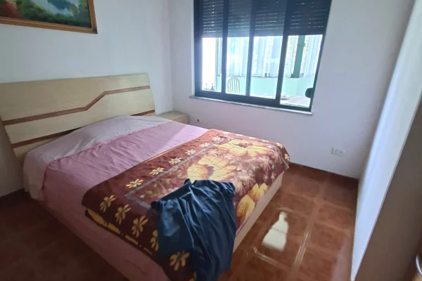 Shtepi me qera Apartament ne Tirane, 2+1, Mobilimi E mobiluar, Pagesa 300  Euro.