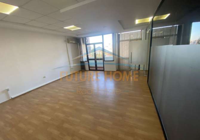 Ambiente Commerciale in Affitto 3+1 a Tirana - 2,000 Euro