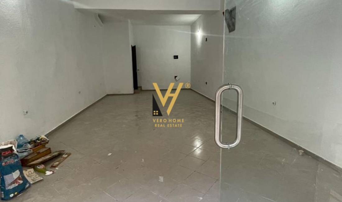 JEPET DYQAN 50 M2 ME QERA TE KOMUNA E PARISIT 350 EURO