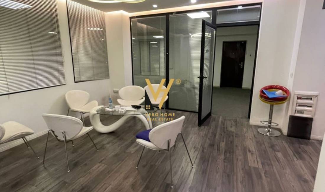 JEPET ZYRE ME QERA 371M2 TE KOMPLEKSI USLLUGA,BULEVARDI I RI 3710 EURO