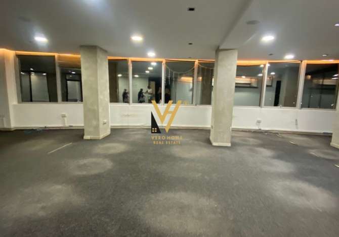 JEPET ZYRE ME QERA 371M2 TE KOMPLEKSI USLLUGA,BULEVARDI I RI 3710 EURO