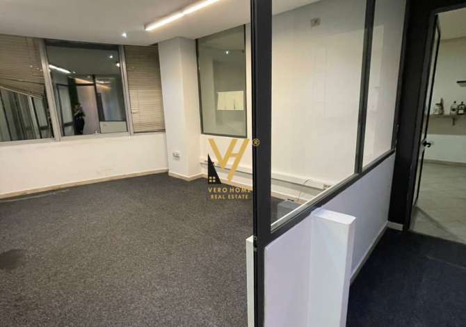 JEPET ZYRE ME QERA 371M2 TE KOMPLEKSI USLLUGA,BULEVARDI I RI 3710 EURO