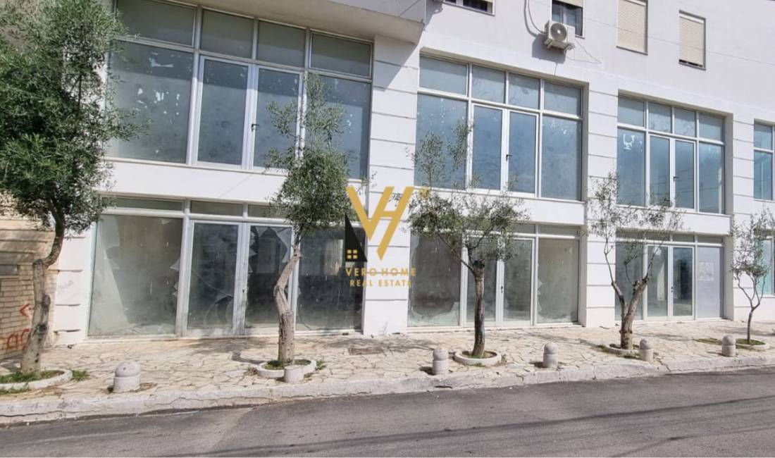 JEPET AMBIENT KOMERCIAL 300 M2 ME QERA TE FRESKU 300 EURO