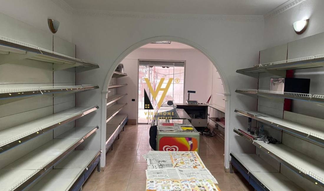 JEPET AMBIENT BIZNESI 45 M2 ME QERA TE ISH KONGRESI LUSHNJES 450 EURO