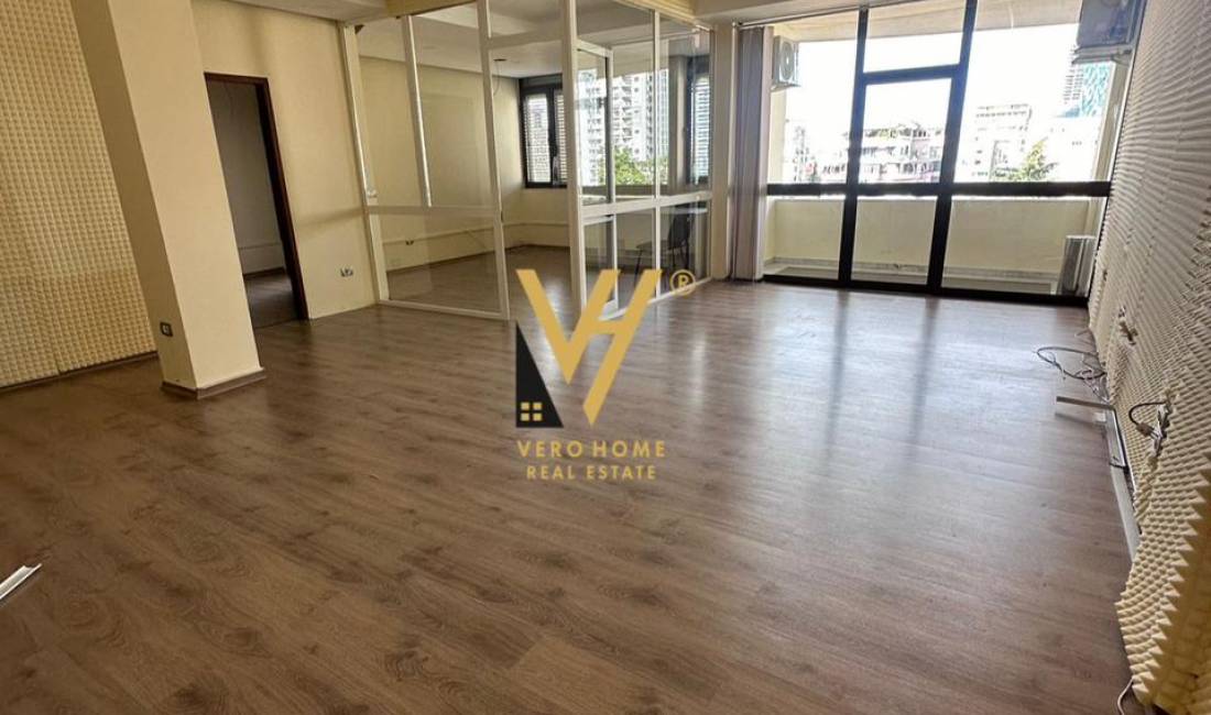 JEPET ZYRE OPEN SPACE 120 M2 ME QERA TE BLLOKU , VILA E ENVERIT 1.250 EURO