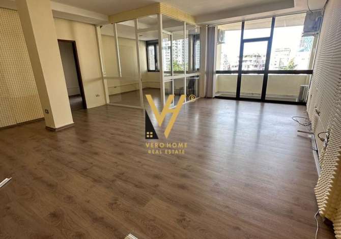 Ambiente Commerciale in Affitto 3+1 a Tirana - 1,250 Euro