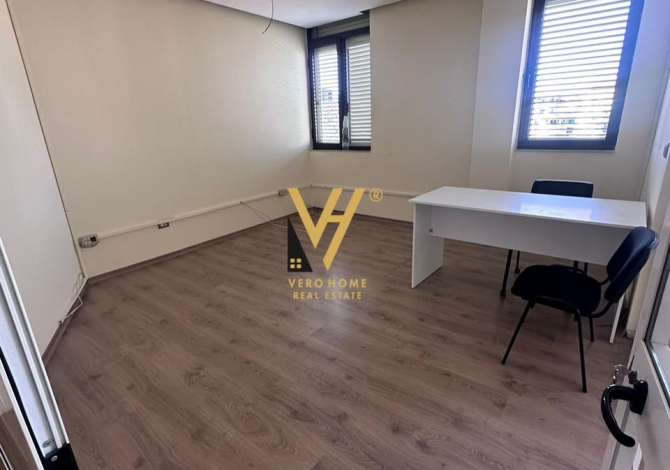 Ambiente Commerciale in Affitto 3+1 a Tirana - 1,250 Euro