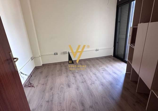 Ambiente Commerciale in Affitto 3+1 a Tirana - 1,250 Euro