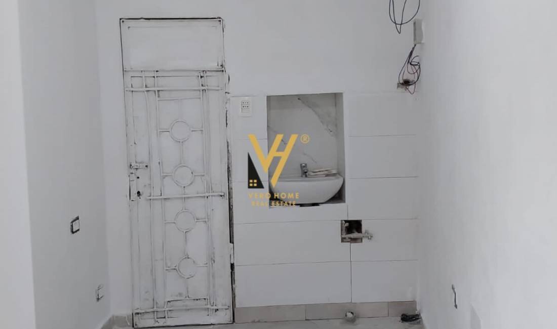 JEPET AMBIENT BIZNESI 12M2 ME QERA TE RRUGA MINE PEZA 180 EURO