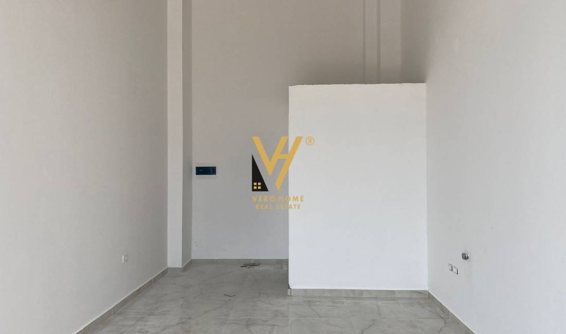 JEPET DYQAN 26 M2 ME QERA TEK RRUGA E DIBRES 250 EURO