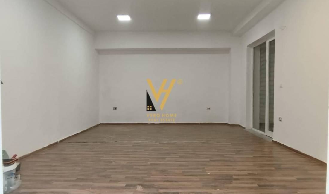 JEPET AMBIENT BIZNESI 29 M2 ME QERA TE TREGU CAM , MYSLYM SHYRI 400 EURO