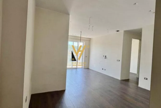 JEPET ZYRE 95 M2 ME QIRA TE KOMUNA E PARISIT 1.000 EURO