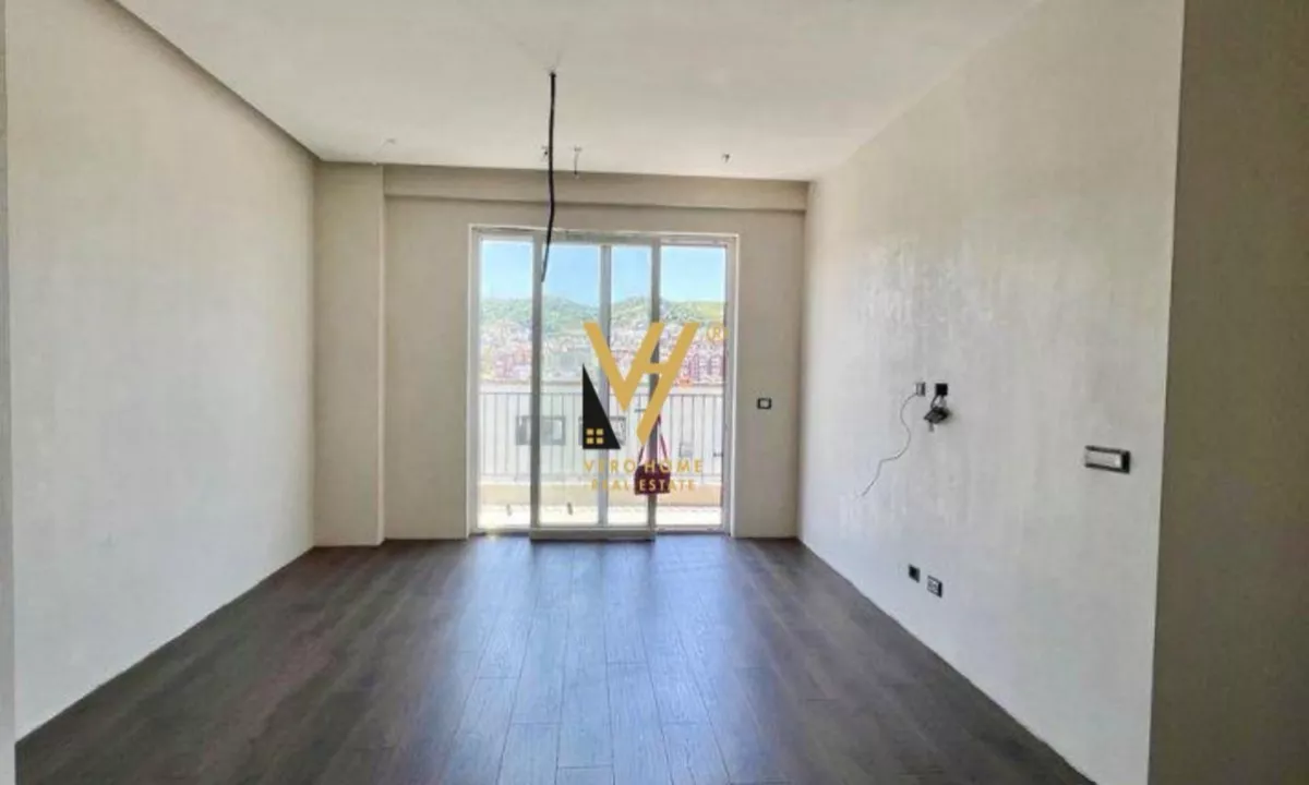 JEPET ZYRE 95 M2 ME QIRA TE KOMUNA E PARISIT 1.000 EURO