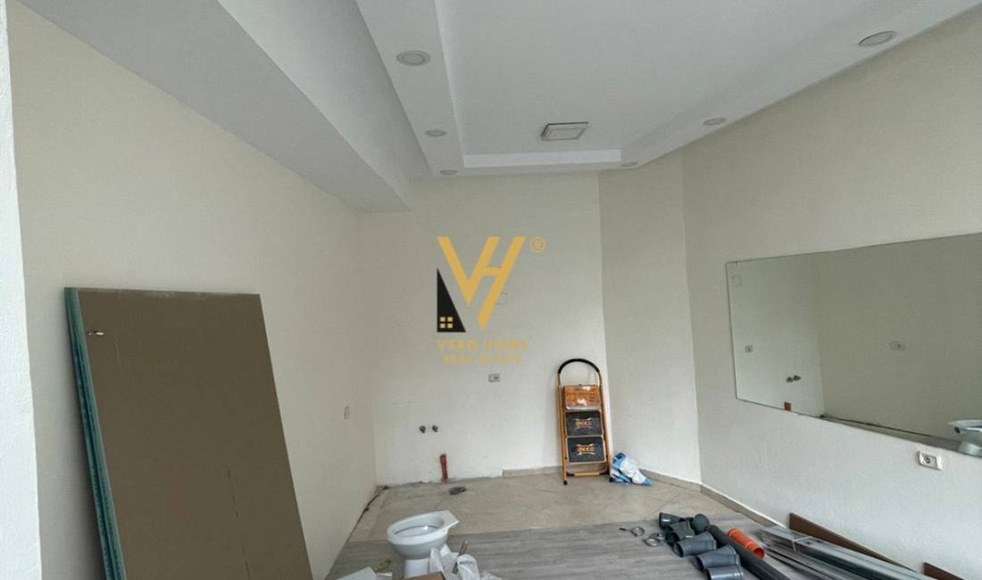 JEPET DYQAN 45 M2 ME QERA TE RRUGA HIM KOLLI , MYSLYM SHYRI 40.000 LEKE