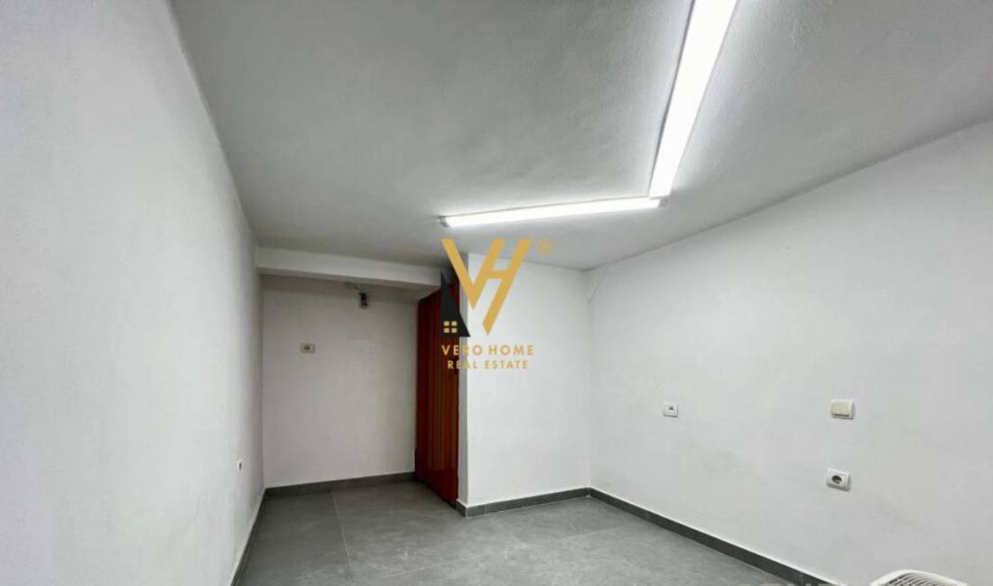 JEPET DYQAN 15M2 ME QERA TE ISH EKSPOZITA SOT 250 EURO