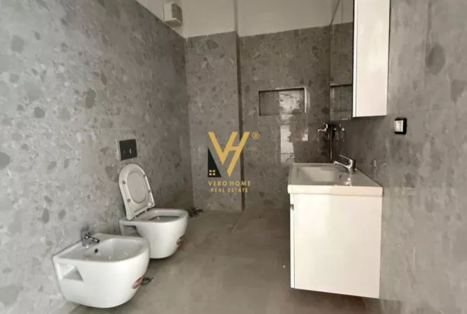 JEPET ZYRE 70M2 ME QERA TE KOMPLEKSI AURA,ZOGU I ZI 450 EURO