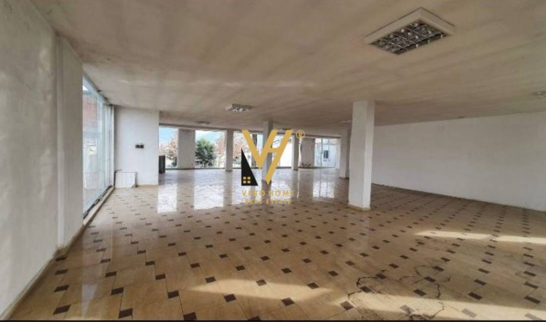 JEPET AMBIENT BIZNESI 300 M2 ME QERA NE KAMEZ 500 EURO