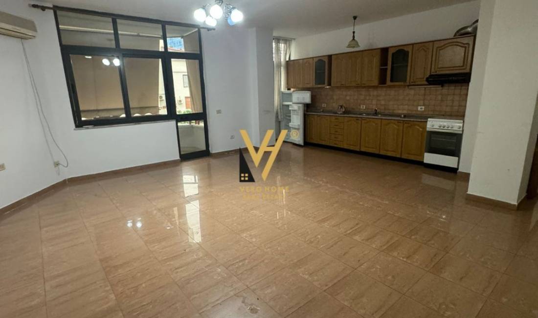 JEPET ZYRE 160 M2 ME QERA TEK BULEVARDI ZOGU I PARE 900 EURO